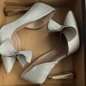 👠BETSEY JOHNSON 👠 SILVER GLITTER PUMPS